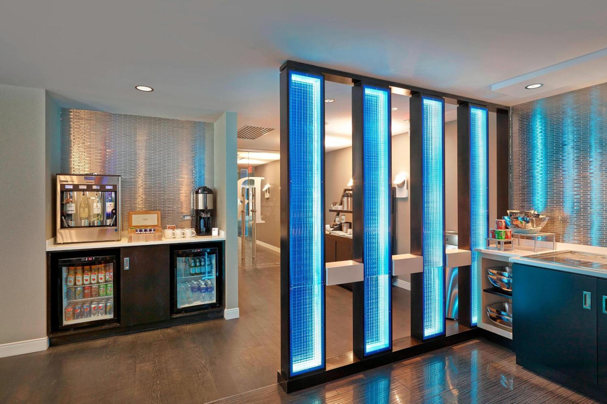 Renaissance Edmonton Airport Hotel Nisku Exterior photo