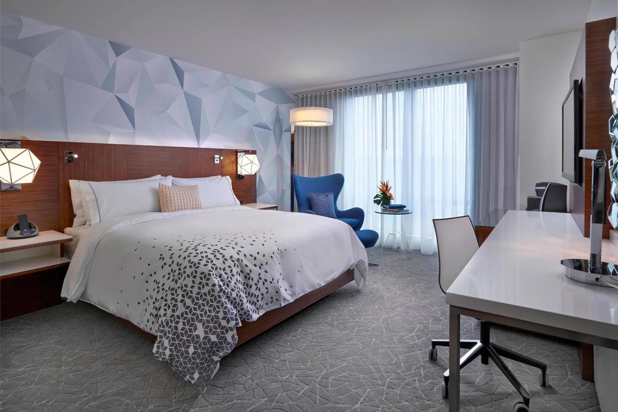 Renaissance Edmonton Airport Hotel Nisku Exterior photo