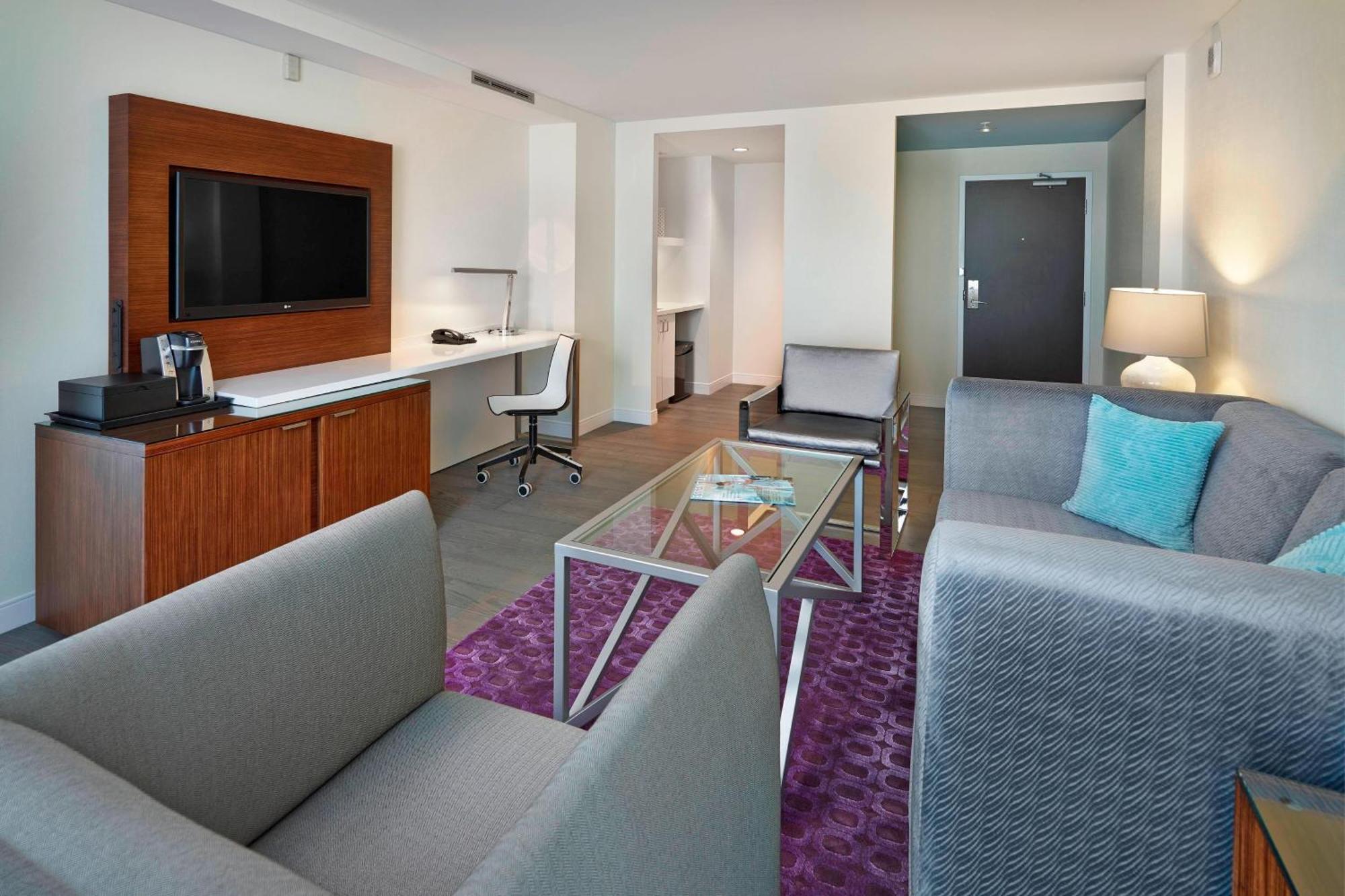 Renaissance Edmonton Airport Hotel Nisku Exterior photo