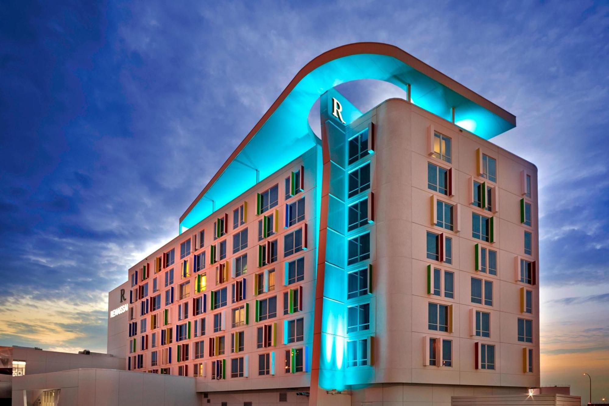 Renaissance Edmonton Airport Hotel Nisku Exterior photo